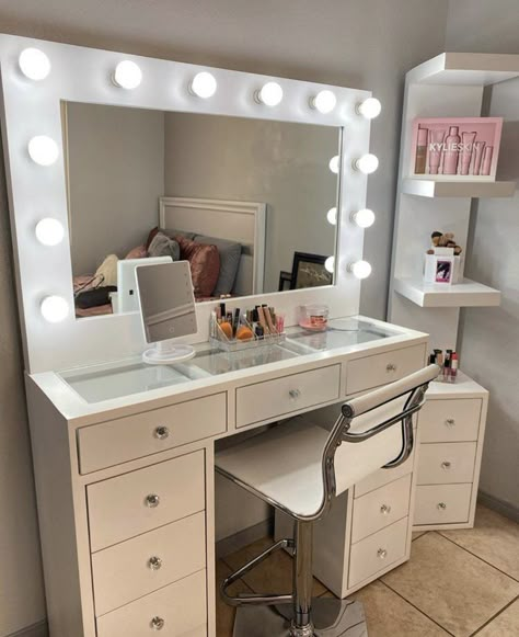 Ruang Make Up Mewah, Big Vanity, Makeup Vanity Ideas Bedrooms, Beauty Room Vanity, Dream Vanity, Luxury Room Bedroom, Beauty Room Decor, Bedroom Closet Design, Vanity Room