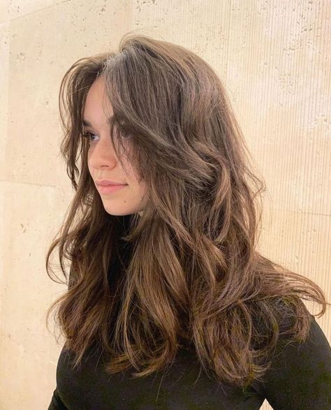 Naturally Wavy Hair Cuts, Gothic Chic, Brown Hair Inspo, Wavy Haircuts, Hairstyles For Layered Hair, Natural Wavy Hair, Haircuts For Wavy Hair, Haircuts For Medium Hair, Long Hair With Bangs