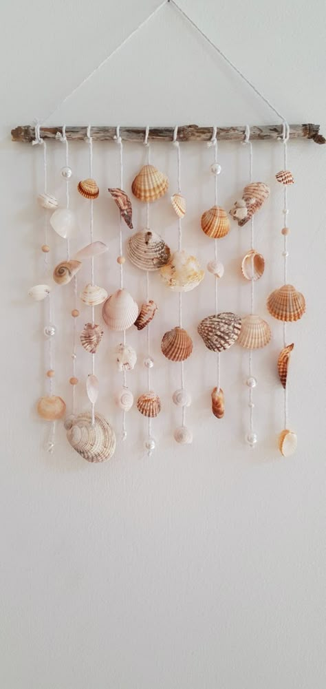 Sea Shells Gift Ideas, Decoration With Sea Shells, Hanging Shells Diy, Shell Room Decor Aesthetic, Sea Shell Bedroom Ideas, Sea Shell Crafts Diy Wall Hangings, Shell Hanging Decor Diy, Shells Room Decor, Shells Diy Decoration