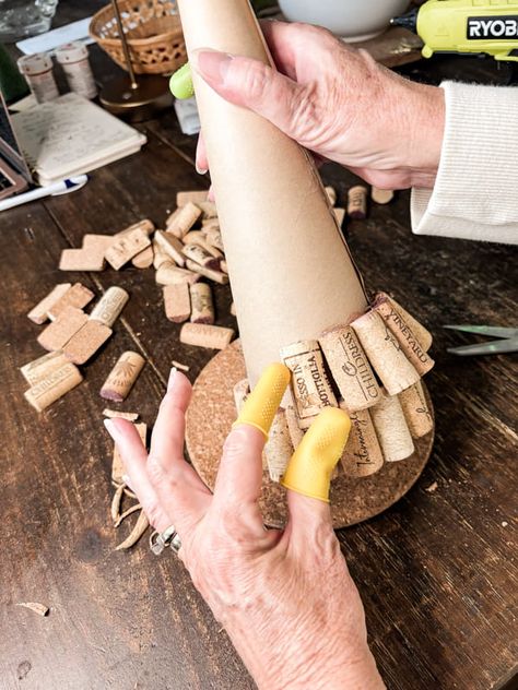 How To Make Wine Cork Christmas Tree, How To Make Wine Cork Christmas Trees, Christmas Wine Cork Wreath, Diy Cork Projects, Christmas Crafts Wine Corks, Wine Cork Xmas Tree, Using Wine Corks Craft Ideas, Cork Crafts For Christmas, Cork Trees Christmas Diy