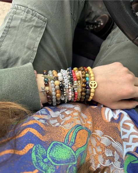 Woo Woo Hippie, Stacked Bracelets Aesthetic, Hippie Bands, Hippy Jewelry, Chunky Silver Jewellery, Funky Bracelet, Hippie Accessories, Hippie Aesthetic, Estilo Hippie