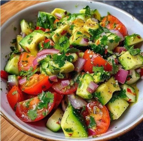 Emmameal Best Salad Combinations, Light Food Recipes, Cucumber And Avocado Salad, Tomato Avocado Salad, Diet Salad, Veggie Salads, Cucumber Tomato Avocado Salad, Heath Food, Cilantro Recipes