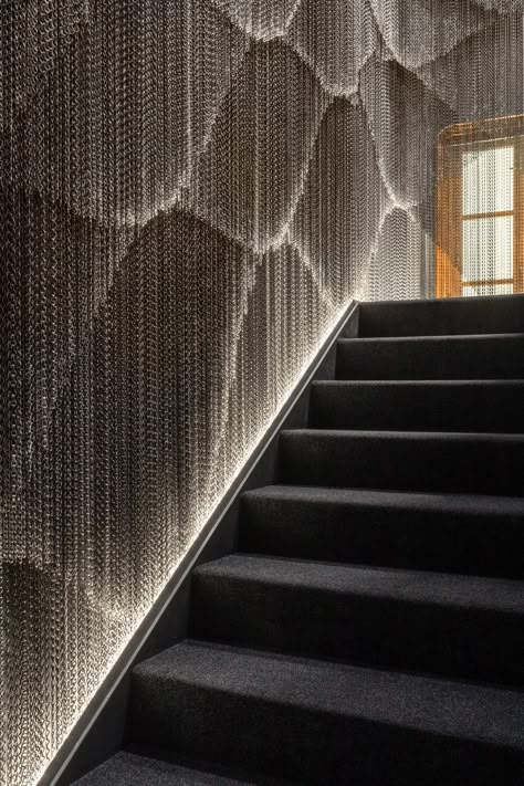 Kengo Kuma designs sculptural mesh curtain for Gaudí's Casa Batlló Brand Exhibition, New Staircase, Kengo Kuma, Casa Batlló, Japanese Architect, Metal Curtain, Antoni Gaudi, Wedding Hall, Royal House