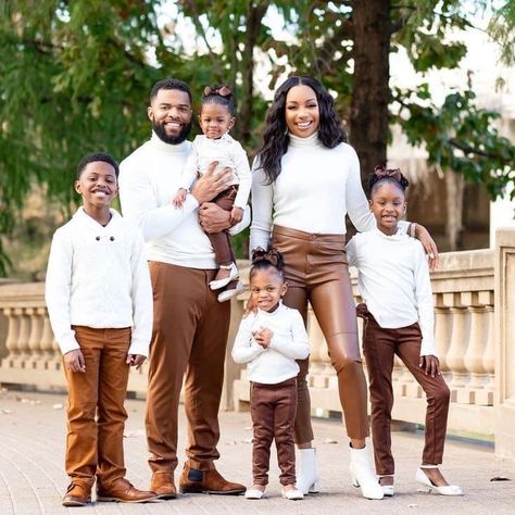 Christmas Pictures Outfits, Christmas Family Photoshoot, Family Christmas Outfits, Big Families, Large Family Photos, Amazing Husband, Fall Family Portraits, African American Family, Summer Family Photos