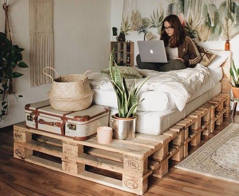 In the world of home decor, there are countless opportunities to infuse your personal style and creativity into your living space. If you're looking for a College Apartment Diy, Reka Bentuk Bilik Tidur, Hiasan Bilik Tidur, Apartment Decorating On A Budget, Budget Apartment, College Apartment Decor, Small Apartment Decorating, Pallet Ideas, Diy Bed