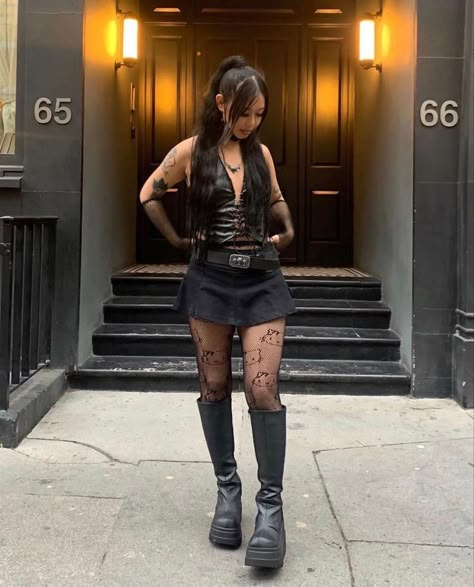 Edgy Concert Outfit, Concert Outfit Black Women, Concert Outfit Black, Outfit Black Women, Festival Outfits Rave, Fest Outfits, Outfits Rave, Concert Fits, Estilo Punk