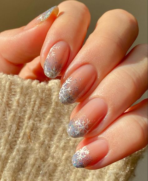 Delicate Christmas Nails, Almond Gel Nails Winter, Nails Acrylic Winter Classy, Christmas Minimalist Nails, Minimalist Winter Nails, Winter Formal Nails, Elegant Winter Nails, Christmas Nails Easy, Christmas Gel Nails