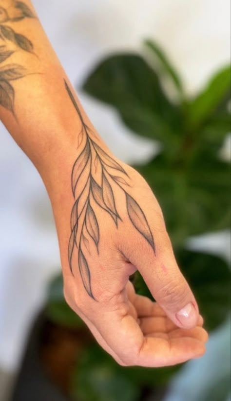 Leaf Tattoo Ideas, Darkside Tattoo, Scalp Tattoo, Tato Tradisional, Thumb Tattoos, Running Tattoo, Traditional Tattoo Flowers, Traditional Tattoo Designs, Leaf Tattoo