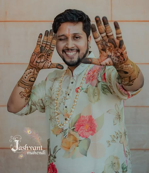 When the groom loves to flaunt his Mehndi 💚 @chiragbohra1993 Mehndi Artist: @chohanjashvant #groom #groommehndi #groommehndidesign #couple #sindurceremony #mehndidesign #hennadesign #hennaart #wishnwed #henna #indianwedding #groommehendi #groommehndioutfit #mehendioutfits #mehndioutfits #hennadesigns #hennaartist #trending #viral #mehndidesign #mehndishot #mehendishot #explorepage #reels #indiangroom Mehndi Boy Photo, Mehandi Boys Photo, Mehandi Designs Boys, Mehandi Poses For Groom, Dulha Mehandi Pose, Boy Mehndi Poses, Mehndi Poses For Groom, Groom Mehndi Poses, Groom Mehandi Poses