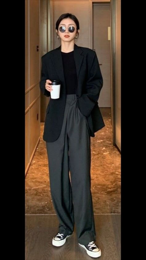 Trendy Formal Outfits For Women, Tomboy Style Outfits Formal, Wide Leg Pants Uniqlo, Formal Boyish Outfit, Business Professional Casual Outfits, Tomboy Blazer Outfit, Boyish Office Outfits, Boyish Formal Outfit, Autumn Formal Outfit