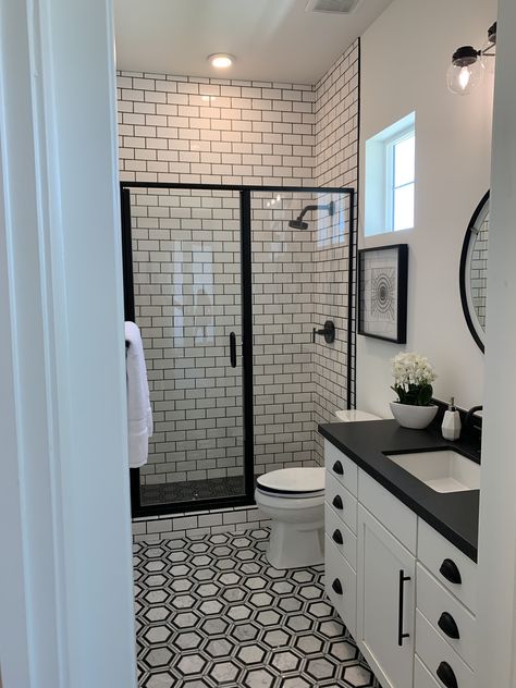 Small Room Design Office, Small House Bathroom Design, Modern Small Bathrooms Apartment, Restroom Remodel Ideas Black And White, Narrow Full Bathroom, Black And White Restroom Tile, Black Marble Bathroom Floor, Teenage Bathroom Ideas, Small Bathroom Black And White