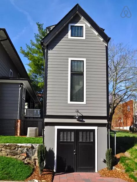 There Are Three (!) Stories Squeezed Into This Skinny Tiny Home! Tiny Cottage, Commercial Buildings, Tiny House Movement, Beach Cottage Style, Tiny Spaces, Small Homes, Tiny House Living, Tiny House Plans, Tiny House Design