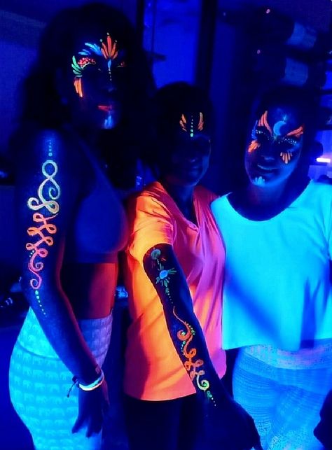 Full Moon Party Body Painting, Black Light Dance Outfit, Black Light Face Paint Ideas, Neon Face Paint, Glow Run, Different Styles Of Tattoos, Uv Painting, Glow In Dark Party, Create A Tattoo