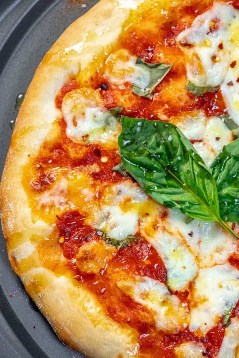 Classic Margherita Pizza - Sweet CS Designs. Classic Margherita Pizza, Pizza Margherita Recipe, Margarita Pizza Recipe, Pizza Stone Recipes, Pizza Sweet, Margherita Recipe, Spinach Pizza, Margarita Pizza, Mozzarella Pizza