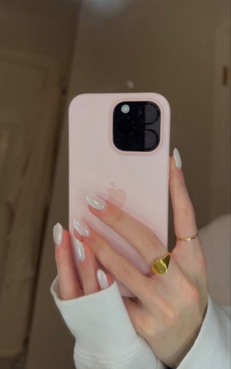 Creative Iphone Case, Simple Gel Nails, Girly Phone Cases, Iphone Obsession, Pink Iphone Cases, Pretty Iphone Cases, Pearl Nails, Pretty Phone Cases, Apple Phone Case