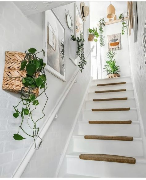 Stairs Wall Decor, Hallway Wall Decor Ideas, تحت الدرج, Stairway Decorating, Staircase Wall Decor, Stair Wall, Staircase Wall, Staircase Decor, Hallway Wall Decor