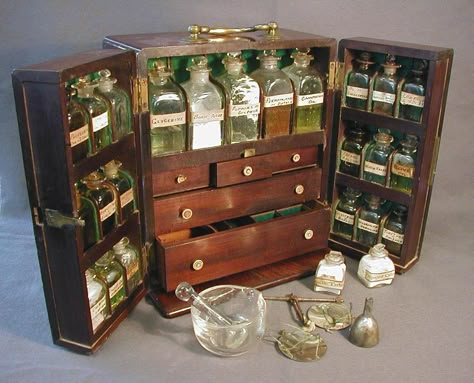 Traveling Apothecary, Vintage Apothecary, Apothecary Cabinet, Casa Vintage, Vintage Medical, Cabinet Of Curiosities, Medicine Cabinet, Wooden Box, Larp