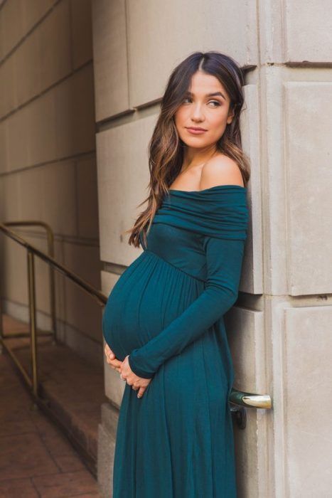 Maternity Outfit Ideas Winter, Winter Photo Shoot, Maternity Outfit Ideas, Maternity Capsule Wardrobe, Trendy Maternity Outfits, Baby Shower Dress, Maternity Clothes Fashionable, Ideas Baby Shower, Shower Outfits