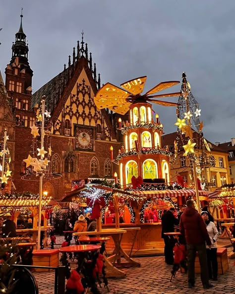 Wroclaw Christmas Market, Wroclaw Aesthetic, Cozy Icons, Winter Building, Poland Winter, Last Christmas Movie, Denmark Aesthetic, Poland Christmas, Euro Winter