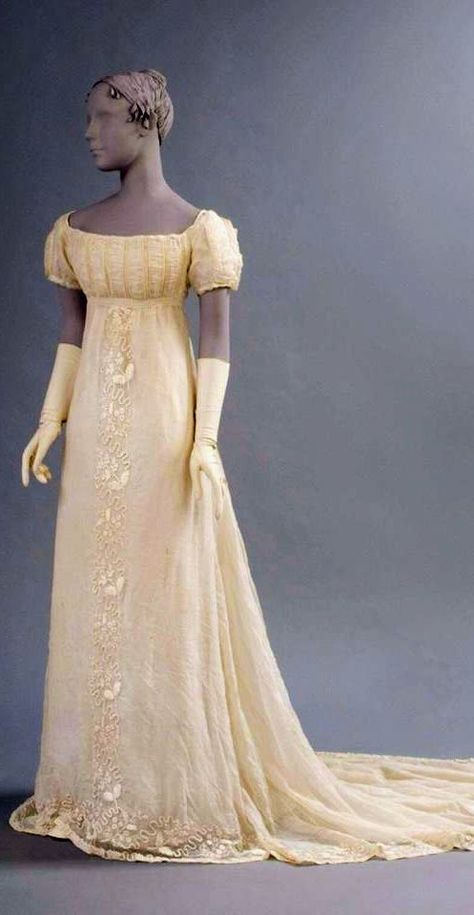 Empire Dress 1800s, Regency Ball Dress, 1820s Dress Ball Gowns, Bridergton Outfit Aesthetic, 1810s Wedding Dress, Regency Era Costume, Yellow Regency Dress, Gold Regency Dress, Regency Period Dress