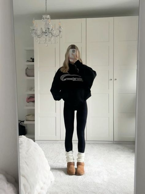 Casual outfit 🎵 Check more at https://beautyfashionideas.com/uncategorized/casual-outfit-%f0%9f%8e%b5/ Cute Outfits For Winter With Leggings, Cute Winter Jackets Aesthetic, Outfit Inspo Casual Simple, Uggs Leggings Outfit, How To Style Leggings For School, Althetic Wear Aesthetic, Simple Outfits With Leggings, Ugg Outfit Ideas Winter, Sweatshirt And Leggings Outfit