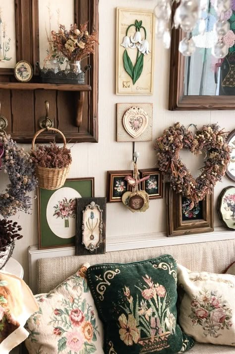 Cottage Core Console Table, Cottagecore Wall Decor Living Room, Bathroom Vintage Wallpaper, Cottage Core Maximalist Bedroom, French Bedroom Wall Decor, Vintage Victorian Aesthetic House, Vintage English Cottage Decor, Cottage Core Loft Bedroom, Cottagecore Decor Living Room