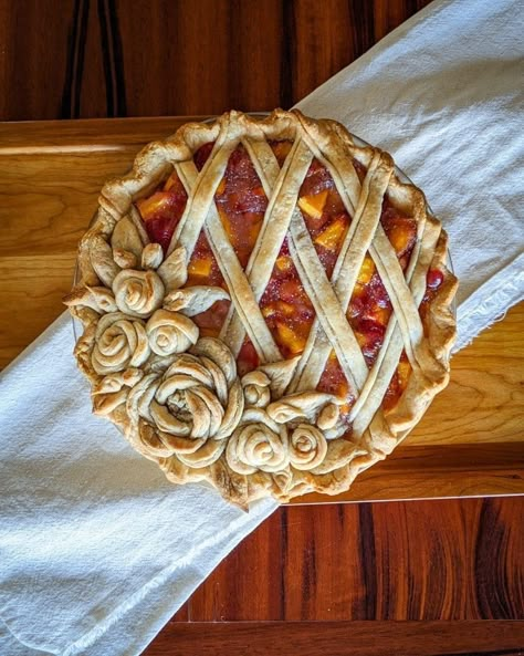 Cute Pie Decorations, Colored Pie Crust, Pie Decoration Ideas, Thanksgiving Pie Crust Designs, Apple Pie Decoration, Decorative Pies, Decorative Pie Crusts, Beautiful Pastries, First Place Ribbon