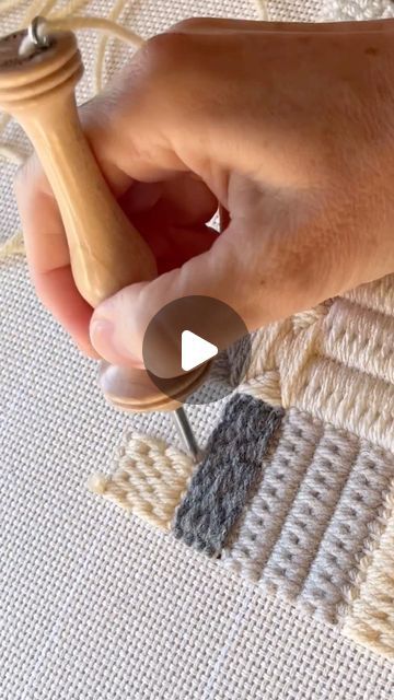 Punch Yarn Art, Punch Needle On Canvas, Punch Needle Embroidery Ideas, Punch Needle Videos, Embroidery Punch Needle, Punch Needle Art Free Pattern, How To Punch Needle, Punch Needling, Punch Needle Tutorial