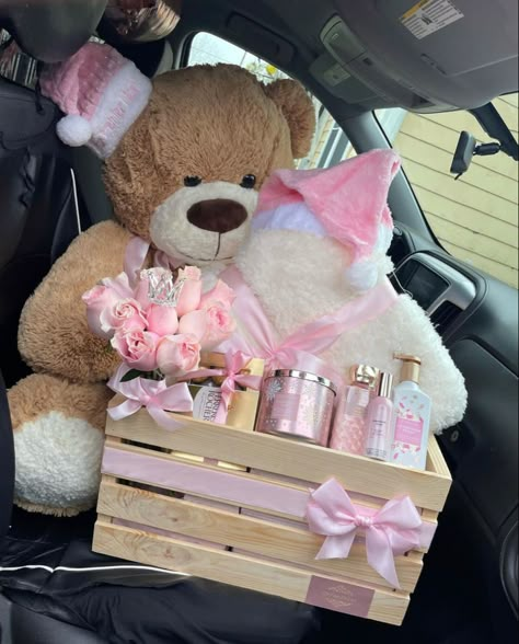 Quince Surprise Gift Box Ideas, Quince Presents Ideas, Quince Gift Ideas, Birthday Gifts For Girlfriend Ideas, Quince Gifts, Birthday Baskets, Pink Gift Basket, Girl Gift Baskets, Valentine Baskets