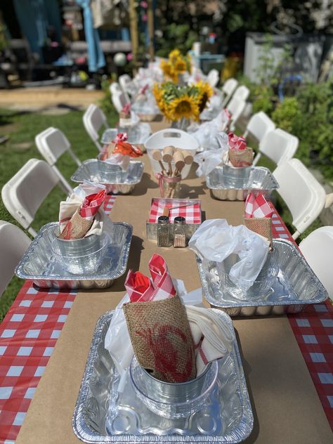 Seafood Boil Serving Ideas, Seafood Dinner Table Setting, Seafood Party Decorations, Seafood Boil 40th Birthday, Huge Seafood Boil, Crawfish Boil Ideas, Crabboil Seafood Boil, Birthday Seafood Boil, Low Country Boil Wedding Rehearsal