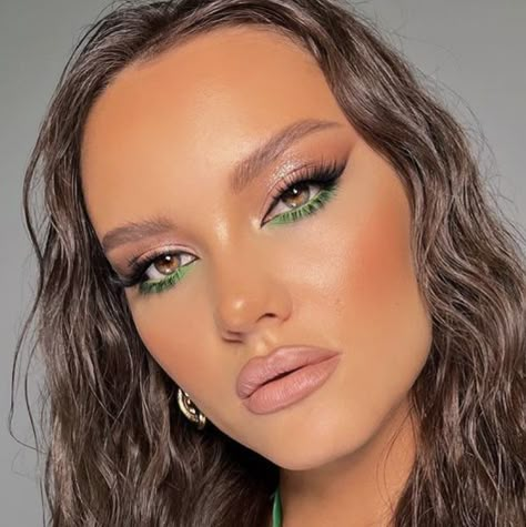 Make Up Ideas For Green Eyes Wedding, Green Eye Make Up Looks, Green Eyeshowdow, Afternoon Makeup Ideas, Green Look Makeup, Makeup Looks For Green Outfit, Green Simple Makeup Looks, Ferxxo Makeup Ideas, Makeup For Lime Green Dress