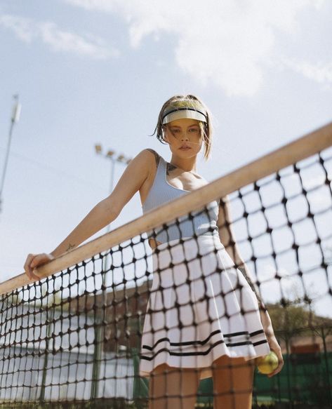 Tennis Fashion Photography, Tennis Senior Pictures, Tennis Fashion Editorial, Mode Tennis, Tennis Court Photoshoot, Women Fitness Photography, Tennis Photoshoot, Activewear Photoshoot, Tennis Photography