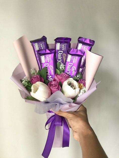 Bucket Coklat Valentine, Bouquet Of Food, Snack Flower Bouquet, Chocolate Boquets Simple, How To Make Chocolate Bouquet, Flower And Chocolate Bouquets, Flowers And Chocolate Gift, Snack Bouquet Ideas, Food Bouquet Ideas