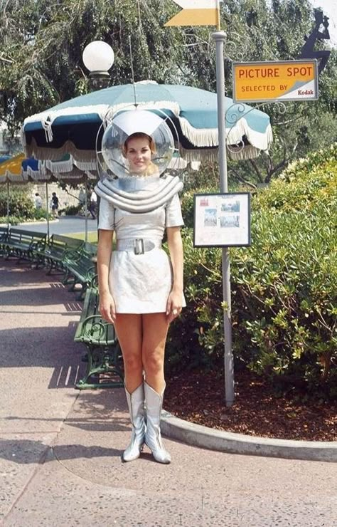 Futuristic Costume Women, Space Age Wedding, Y2k Space Outfit, Space Age Costume, Space Age Clothing, Space Suit Fashion, 60s Alien Costume, 60s Futurism Fashion, Space Age Fashion 1960s