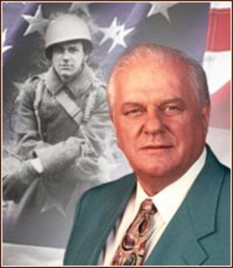 Remembering our veterans, Charles Durning His service to this nation earned three Purple Hearts and a Silver Star serving in combat as an infantryman..This man is also a survivor of the Malmedy Massacre. Famous Veterans, Tyrone Power, Errol Flynn, The Lone Ranger, True American, Humphrey Bogart, Bad Memories, Real Hero, Military Heroes