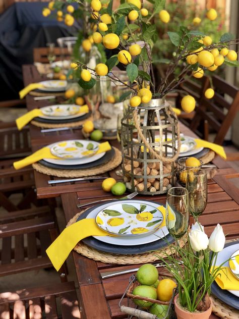 Lemon Tablescape, Clover Lawn, Lemon Themed Bridal Shower, Lemon Kitchen Decor, Summer Tablescapes, Lemon Kitchen, Tafel Decor, Table Setting Decor, Dinner Table Setting