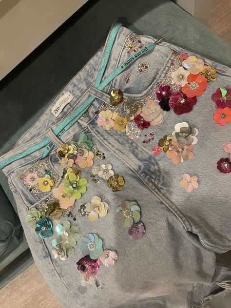 Eras Tour Accessories, Taylor Swift Lover Era Outfits, Lover Era Outfits, Taylor Swift Lover Era, Era Outfits, Ropa Upcycling, Lover Aesthetic, Taylor Swift Lover, Flower Jeans