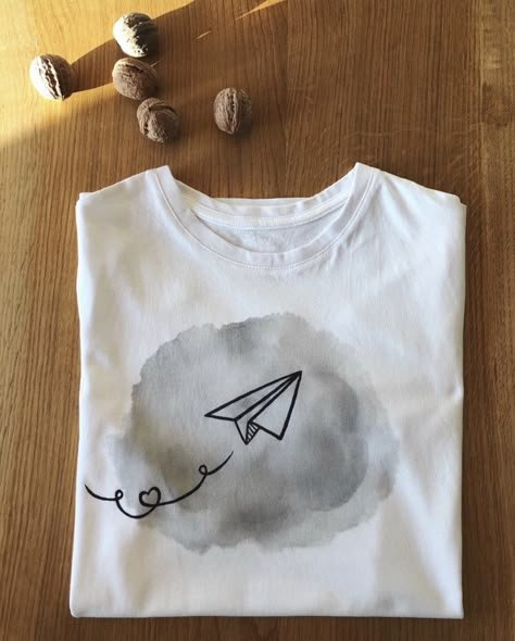 Painted T Shirts Ideas Design, Tshirt Painting For Men, Diy Painted Tshirt Ideas, White T Shirt Painting Ideas, Tshirt Drawing Ideas, Painted Tshirts Diy Ideas, Painting On Tshirts, T Shirt Painting Ideas Creative, Drawing On Tshirt