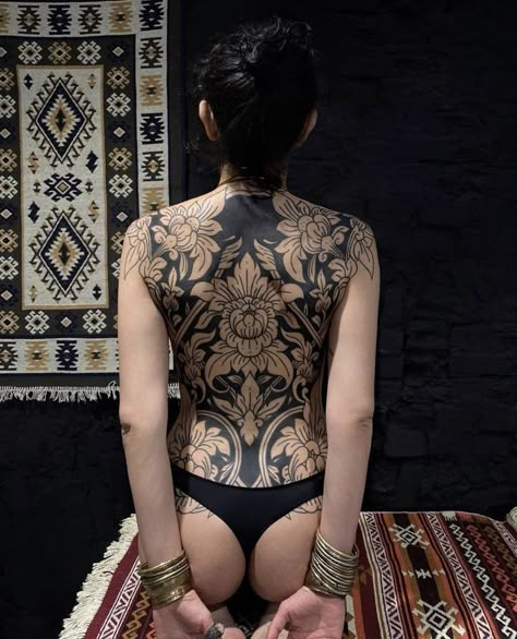 Back Tattoo Women Full, Floral Back Tattoos, Backpiece Tattoo, Back Tattoo Ideas, Back Piece Tattoo, Blackout Tattoo, Full Back Tattoos, Pieces Tattoo, Tattoed Women