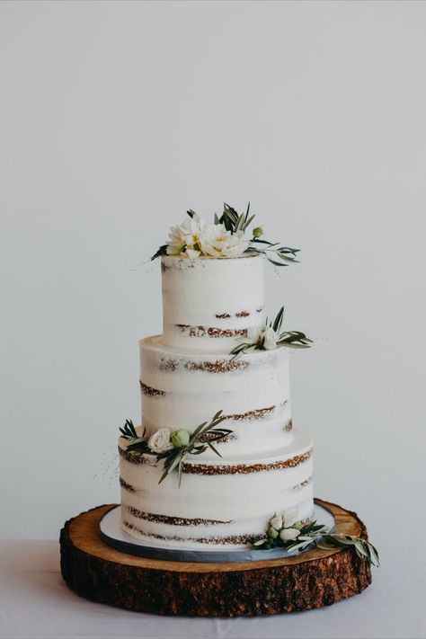 Wedding Cake For Outdoor Wedding, Wedding Cake On Wood Slice, Rustic Mountain Wedding Cake, Ranch Wedding Cake, Smores Wedding Cake, Colorado Wedding Decor, September Mountain Wedding, Cheap Mountain Wedding, Rustic Woodsy Wedding Decor