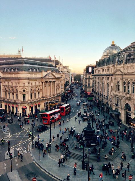 Piccadilly Circus London, Piccadilly Circus, People Walking, Love London, Voyage Europe, England And Scotland, London Town, London Calling, London Life