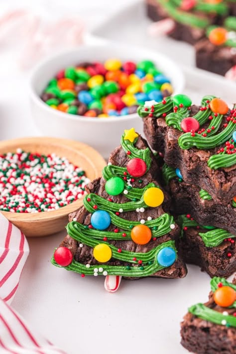 Xmas Tree Brownies, Brownies Christmas Tree, Brownie Trees Christmas, Brownies Christmas Ideas, Christmas Brownie Ideas, Brownie Christmas Trees, Christmas Brownies Decoration, Christmas Baking Kids, Christmas Brownies Ideas