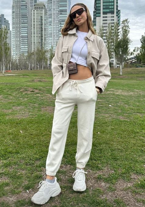 Creme Sweatpants Outfit, Tan Sweatpants Outfit, White Sweatshirt Outfit, Sweatpants Outfit, Joggers Outfit, Inspo Outfit, Sweatshirt Outfit, Fall Winter Outfits, White Sweatshirt