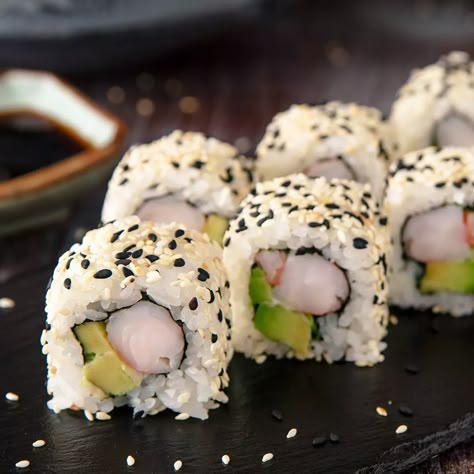 A japanese recipe of california roll made of sushi rice . A California roll or California maki is a makizushi sushi roll that is usually rolled inside-out, and containing cucumber, crab or imitation crab, and avocado. Surimi Sushi, Yacht Food, Hot Ramen, California Roll Sushi, Sushi Sauce, Japan Language, Shrimp Sushi, Spicy Crab, Sushi Menu