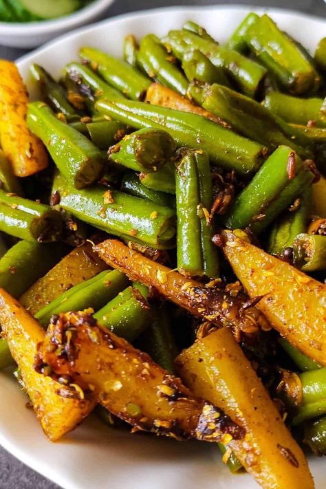 Green Beans Recipe Indian, Indian Green Beans, Aloo Tikka, Indian Stir Fry, Indian Beans Recipe, Green Bean Curry, Green Beans Recipes, Beans And Potatoes, Brown Algae