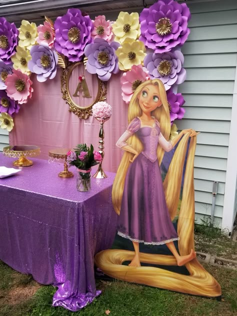 Rapunzel Themed Birthday Party, Rapunzel Themed Birthday, Rapunzel Birthday Cake, Tangled Theme, Bolo Rapunzel, 4de Verjaardag, Paper Flowers Backdrop, Rapunzel Cake, Tangled Birthday Party