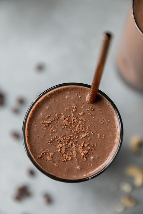 This Mocha Cold Brew Cashew Smoothie is the perfect way to start out your morning because it's coffee and breakfast in one! It's filled with frozen bananas and cashews for creaminess, dates for sweetness, cold brew, cocoa powder, vanilla, and a little sea salt! It's insanely delicious and you can add your favorite smoothie add-ins to it! I love adding collagen, hemp hearts, or chia seeds! #smoothie #mocha #coldbrew #cashew #vegan #breakfast Mocha Cold Brew, Cashew Smoothie, Smoothie Bowl Vegan, Smoothies Vegan, Strawberry Chocolate, Chocolate Milkshake, Pineapple Smoothie, Banana Smoothie, Milkshakes