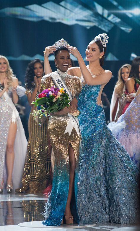 At the conclusion of the 2019 Miss Universe pageant, Zozibini Tunzi of South Africa was crowned the winner by Catriona Gray. The 68th annual Miss Universe pageant was held at the Tyler Perry Studios in Atlanta, Georgia. #MissUniverse #ZozibiniTunzi #ZoziTunzi #Pageant #Crowning #PageantCrowning Zozibini Tunzi Miss Universe Gown, Dresses For Pageants, Pageant Winner Aesthetic, Catriona Gray Gown, Pageant Girl Aesthetic, Pageant Queen Aesthetic, Miss Universe Aesthetic, Beauty Pageant Outfits, Beauty Pageant Aesthetic