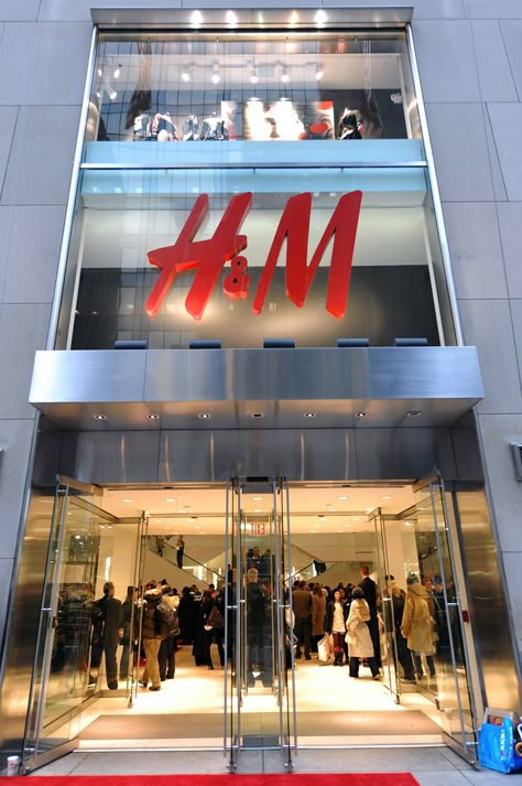 H & M (some stuff is really expensive but they have some really cheap t-shirts and not bad priced jeans) فيكتوريا سيكريت, Commercial Design Exterior, Shop Facade, Store Design Boutique, Storefront Design, Shopping Places, Shop Front, Nyc Trip, Front Elevation