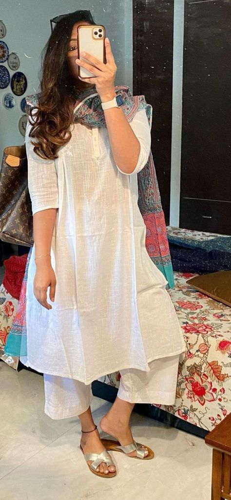 Pakistani Dresses Party Wear, Style Outfits Summer, Pakistani Dresses Party, Party Wear Casual, Summer Vibes Aesthetic, Indian Kurti Designs, Simple Kurta Designs, Simple Kurti Designs, Casual Indian Fashion